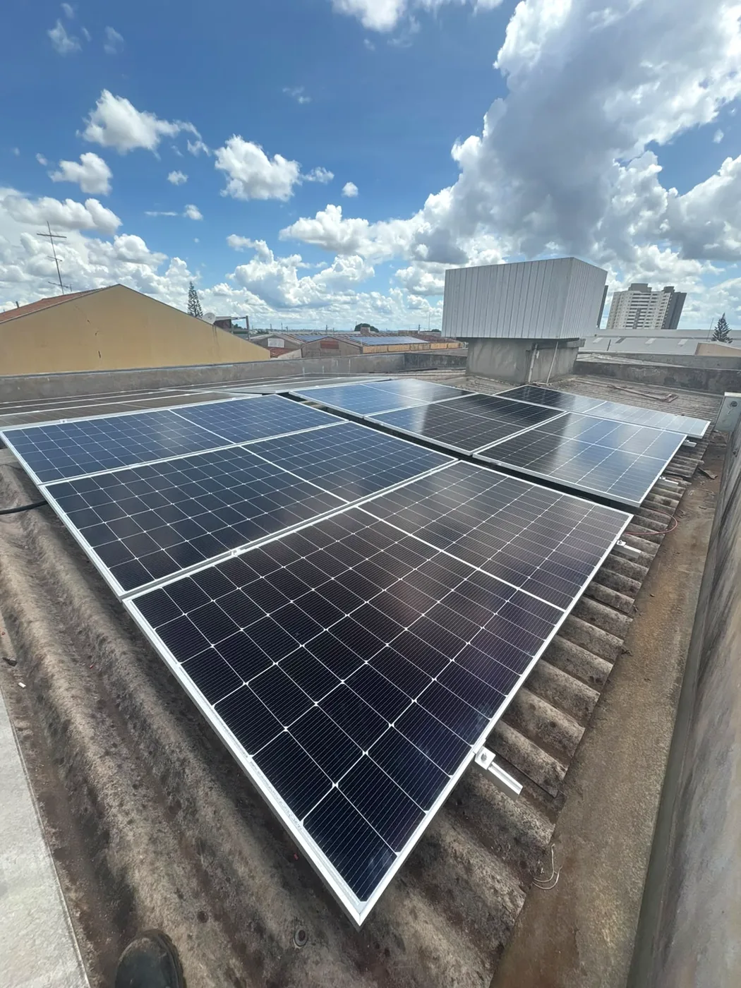 Sistema de energia solar instalado em telhado