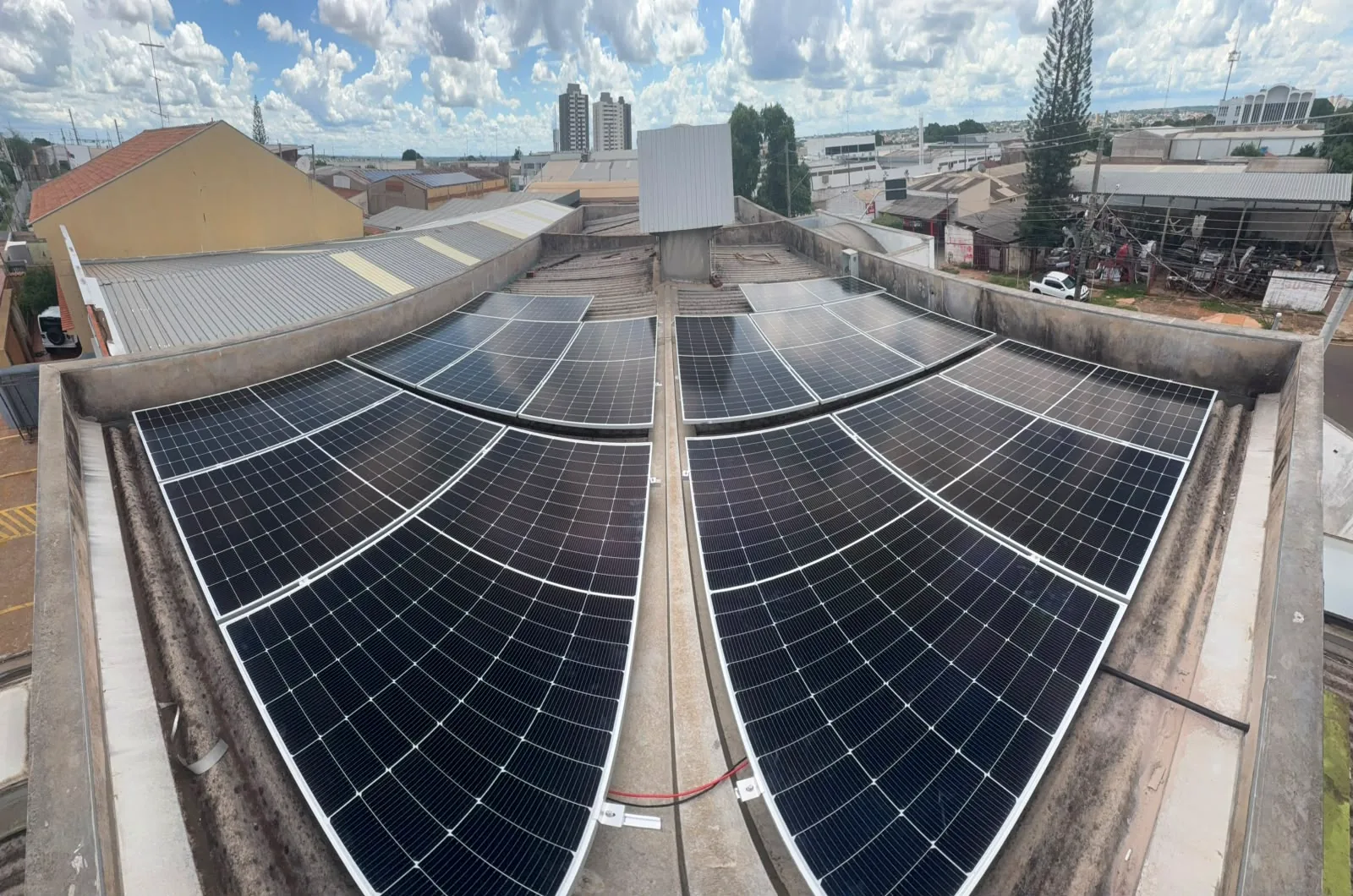 Painéis solares instalados em empresa